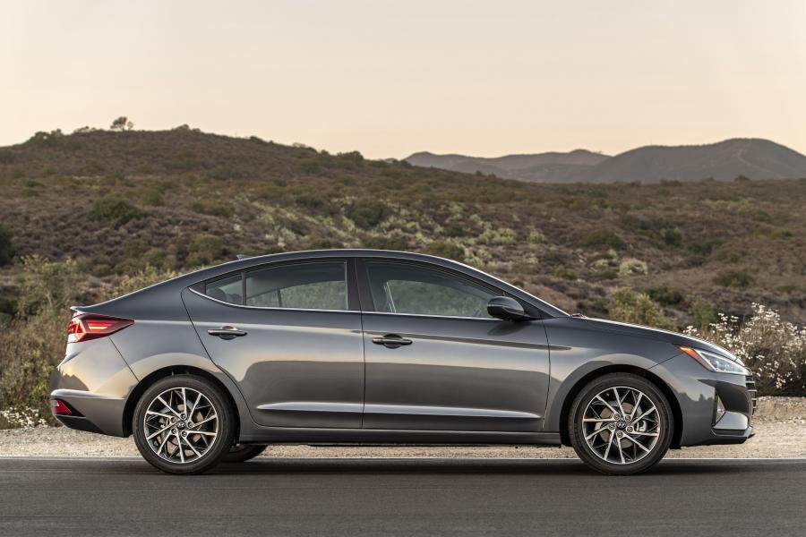  Hyundai Elantra Limited (AD) 2018 года  (NA) (фото 12 из 42)